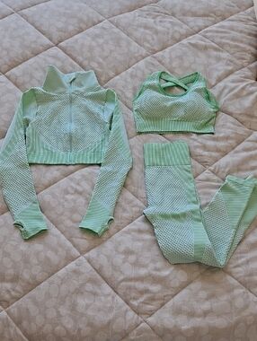 NWT Seamless Mint Green 3-Piece Activewear Set – Size Small